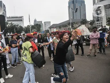 Mahasiswi perempuan yang tergabung dalam Forum Mahasiswa Katolik Republik Indonesia (FMKRI) melakukan aksi teatrikal di Kawasan Patung Kuda, Jalan Merdeka Barat, Jakarta Pusat, Kamis (21/4/2022). (merdeka.com/Iqbal S. Nugroho)