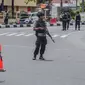 Suasana saat polisi bersenjata berjaga di sekitar Mapolda Riau, Rabu (16/5). Seorang polisi meninggal dalam serangan yang dilakukan kelompok terduga teroris di Mapolda Riau. (WAHYUDI/AFP)