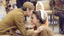 Lihat betapa romantisnya saat Ade Imam mencium kening dari Vicky Shu. Keromantisan pasangan ini kerap membuat orang lain menjadi iri. (Foto: instagram.com/aldiphoto)