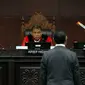 Hakim Mahkamah Konstitusi (MK) Arief Hidayat memimpin sidang lanjutan perkara pengujian UU MD3 terkait hak angket KPK di Jakarta, Selasa (5/9). Sidang menghadirkan Mantan Komisioner KPK, Bambang Widjojanto sebagai saksi ahli. (Liputan6.com/Johan Tallo)