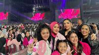Ashanty tampil mengenakan outfit serba hitam dan pink, biar sama dengan tema girlband-nya. Ia datang bersama keluarga di Konser Blackpink. (Instagram/syahnazs)
