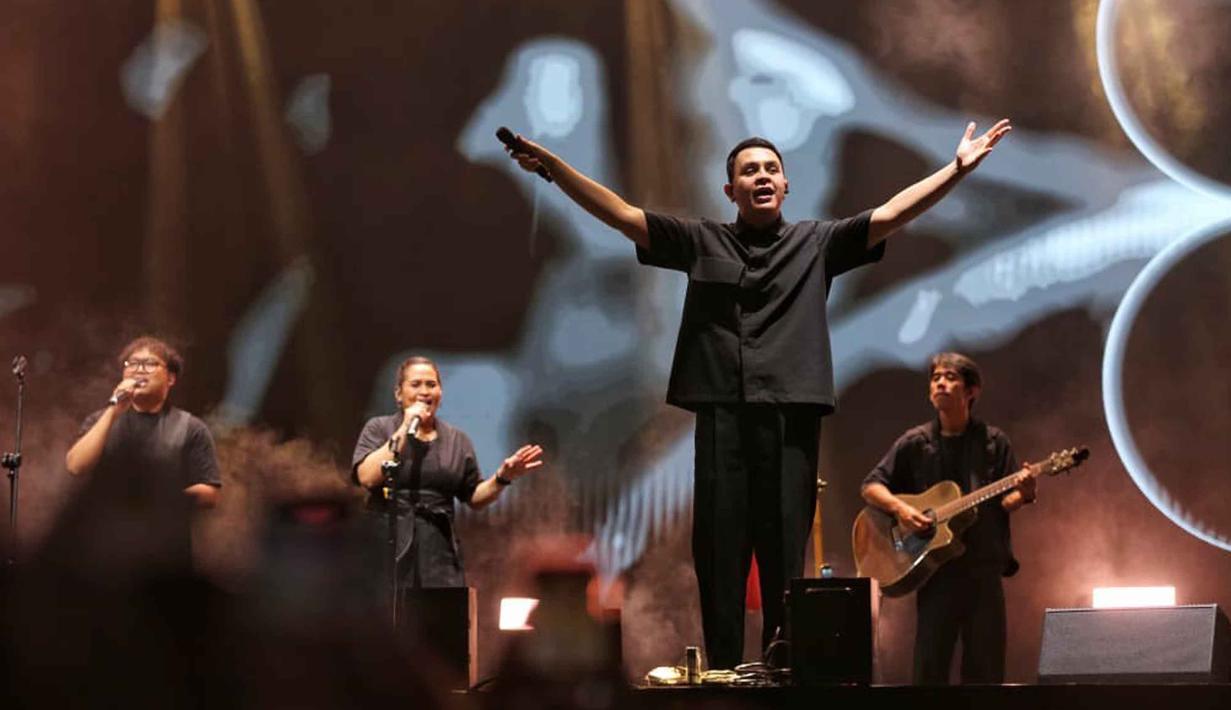 Suasana Stadion Madya, Kompleks Gelora Bung Karno, Senayan, Jakarta semakin terasa syahdu. Tampak dalam foto, penyanyi, Tulus saat tampil pada hari kedua gelaran KapanLagi Buka Bareng (KLBB) Festival 2026 di Stadion Madya, Kompleks Gelora Bung Karno, Senayan, Jakarta, Minggu 1 Maret 2026. (Fimela.com/Adrian Putra)