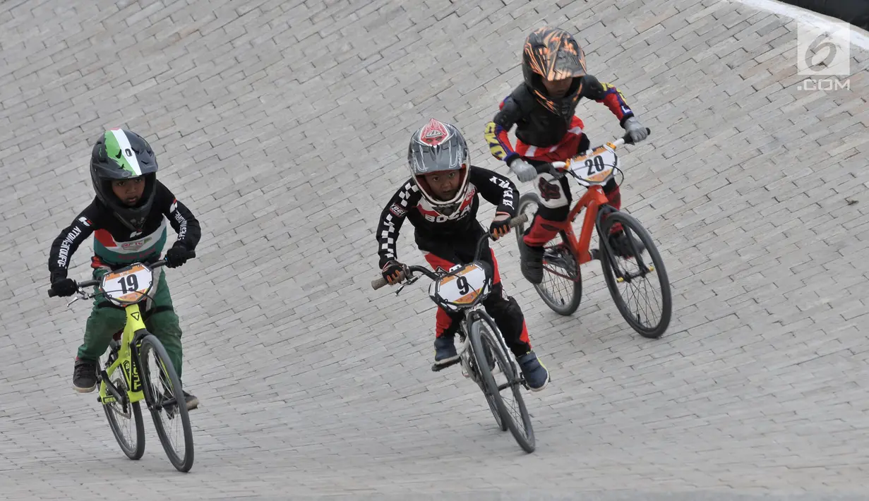 Pembalap bersaing dalam kejuaraan sepeda BMX Bearco Fest 2019 di Jakarta International BMX Track, Pulomas, Jakarta, Minggu (25/8/2019). Bearco Fest 2019 diikuti oleh pembalap sepeda profesional nasional yang terbagi dalam beberapa kategori. (merdeka.com/Iqbal Nugroho)