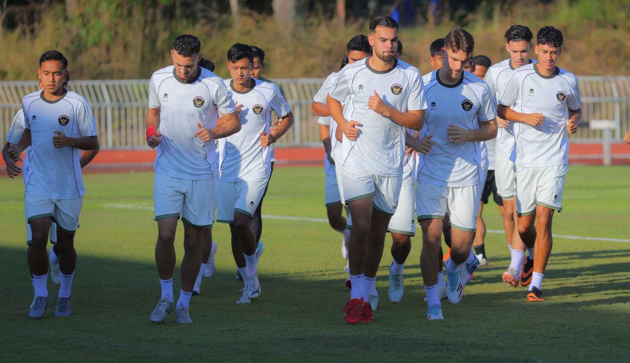 Pemain Tim Nasional (Timnas) Indonesia U-22 melakukan sesi latihan di Rajamangala University of Technology Lanna Stadium, Doi Saket, Chiang Mai pada Minggu (7/12/2025) sore waktu setempat. Timnas Indonesia U-22 melakukan persiapan terakhir jelang laga melawan Filipina di fase grup cabang olahraga sepak bola di SEA Games 2025 Thailand. (Bola.com/Bagaskara Lazuardi)