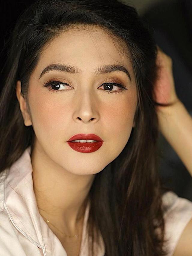 Biasa Natural, Ini 8 Potret Nabila Syakieb dengan Makeup Tebal