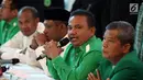 Ketua DPD PPP Ahmad Gozali Harahap (depan ketiga kanan) saat konferensi pers terkait dugaan pengambilan paksa kantor pusat PPP di Jalan Diponegoro nomor 60 oleh kubu PPP kubu Romahurmuziy  di Jakarta, Rabu (14/12). (Liputan6.com/Johan Tallo)
