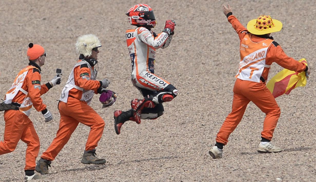 Bak berlari dan melompat seperti kelinci, Marquez merayakan kemenangannya di Sirkuit Sachsenring, Jerman. (AFP/Robert Michael)