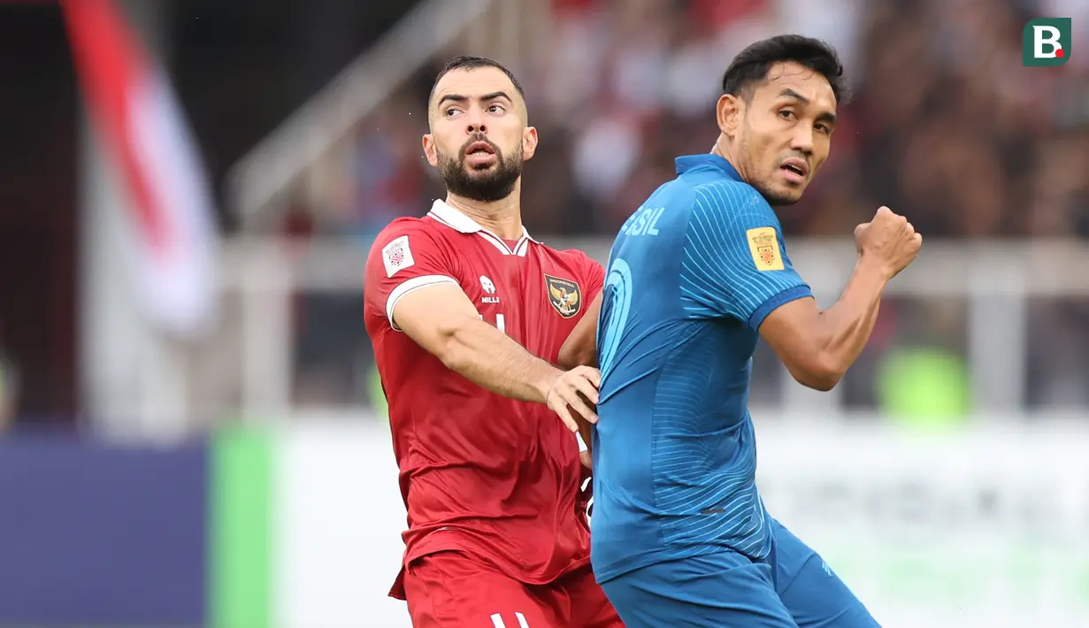 <p>Pemain Timnas Thailand, Teerasil Dangda (kanan) mendapat kawalan ketat pemain Indonesia, Jordi Amat dalam laga matchday ketiga Grup A Piala AFF 2022 di Stadion Utama Gelora Bung Karno, Senayan, Jakarta, Kamis (29/12/2022) sore WIB. (Bola.com/Bagaskara Lazuardi)</p>