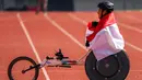 Atlet balap kursi roda Maria Goreti melakukan selebrasi usai memenangi final balap kursi roda 400 meter putri 11th ASEAN Para Games 2022 di Stadion Manahan, Solo, Jawa Tengah, Kamis (4/8/2022). Maria Goreti meraih medali emas pada final tersebut. (INASPOC/Feri Setiawan)