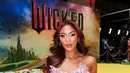 Marion Jola tampil memukau saat menghadiri pemutaran perdana film Wicked di Sydney. 
Dalam balutan mini dress ungu yang elegan, penampilannya memancarkan kesan bak peri dari dunia dongeng.  [@lalamarionmj].