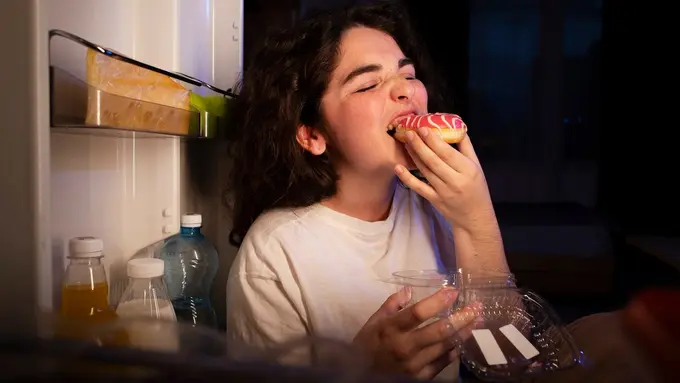 Suka Makan Malam? Coba 5 Tips Ini agar Berat Badan Tetap Terjaga