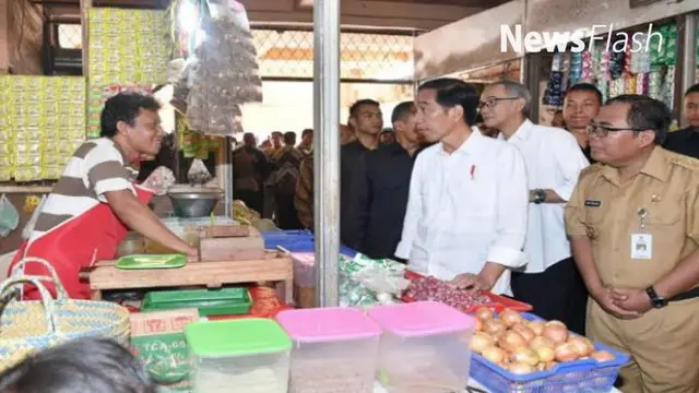 Presiden Joko Widodo meninjau kepasar tradisional terkait mahalnya harga cabai yang tidak kunjung turun.