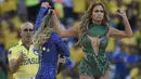 Penyanyi asal Amerika Serikat itu juga melakukan gerakan tarian salsa di tengah Corinthians Arena untuk memeriahkan acara, Brasil, Kamis (12/6/14). (AFP PHOTO/Odd Andersen)