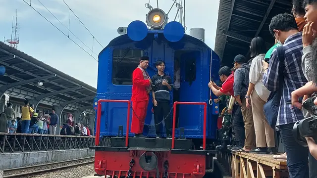 Wakil Menteri Badan Usaha Milik Negara (BUMN), Kartika Wirjoatmodjo menjajal lokomotif kereta rel listrik (KRL) pertama yang beroperasi di Indonesia. (Arief/Liputan6.com)
