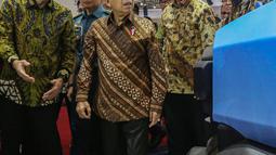 Saat meninjau, Wakil Presiden Ma'ruf Amin didampingi Menteri Perindustrian Agus Gumiwang Kartasasmita dan Ketua Umum Gabungan Industri Kendaraan Bermotor Indonesia (Gaikindo) Yohannes Nangoi. (Liputan6.com/Angga Yuniar)