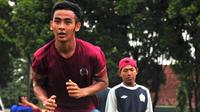 Mantan pemain Arema, Fariz Bagus Dhinata, kini menjadi belantik sapi. (Bola.com/Iwan Setiawan)