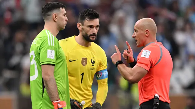 Foto: Melihat Aksi-Aksi Szymon Marciniak, Wasit yang Akan Pimpin Laga Final Liga Champions 2022/2023