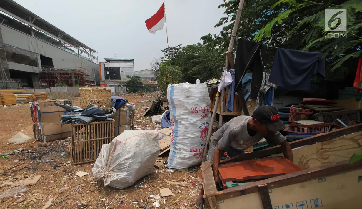 Warga beraktivitas di lokasi pembangunan Pasar Blok A Fatmawati, Jakarta, Rabu (3/10). Hampir tiga tahun pembangunan kembali Pasar Blok A Fatmawati mangkrak karena dalam pelaksanaannya menemui sejumlah hambatan. (Liputan6.com/Herman Zakharia)