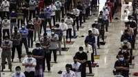 Umat muslim melaksanakan salat Jumat di Masjid Istiqlal, Jakarta, Jumat (20/8/2021). Setiap jemaah diwajibkan menerapkan protokol kesehatan secara ketat apabila ingin mengikuti salat Jumat di Masjid Istiqlal. (Liputan6.com/Johan Tallo)