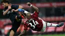 Pertarungan sengit tersaji di laga serie A antara Inter Milan dengan AC Milan di Stadio Giuseppe Meazza, Senin (20/4/2015). Inter Milan bermain imbang 0-0 dengan AC Milan. (AFP PHOTO/Giuseppe Cacace)