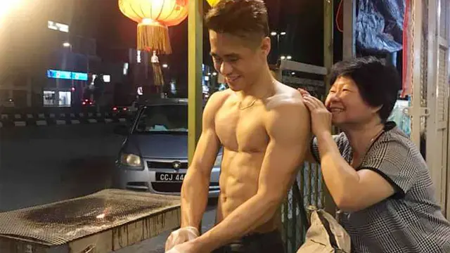 Jual Daging Sambil Telanjang Dada, Pedagang Macho Curi Perhatian