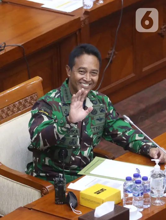 KSAD Jenderal TNI Andika Perkasa melambaikan tangan sebelum menjalani uji kelayakan dan kepatutan calon Panglima TNI di gedung DPR, Jakarta, Sabtu (6/11/2021).  Andika Perkasa menjadi calon kuat pengganti Marsekal Hadi Tjahjanto yang pensiun bulan ini. (Liputan6 com/Angga Yuniar)