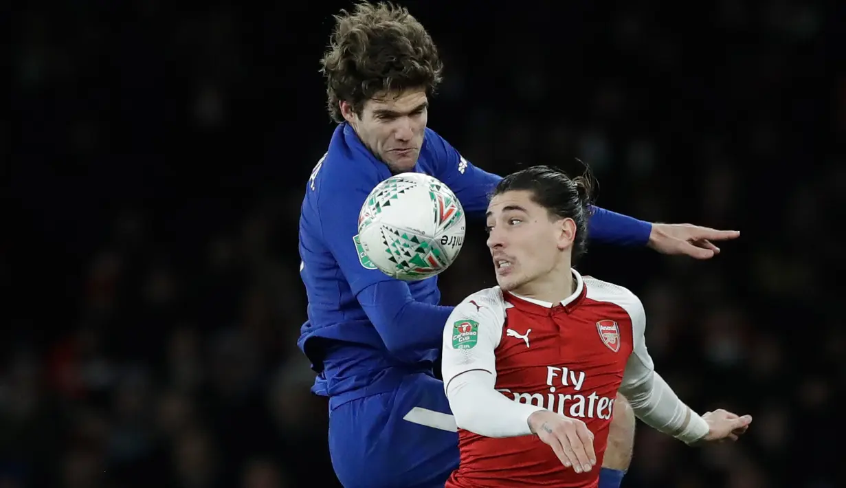 Pemain Chelsea, Marcos Alonsodan pemain Arsenal Hector Bellerin melompat untuk berebut bola pada laga leg kedua babak semifinal Piala Liga di Stadion Emirates, Kamis (25/1). Tiket final Piala Liga jatuh ke tangan Arsenal usai menang 2-1. (AP/Matt Dunham)