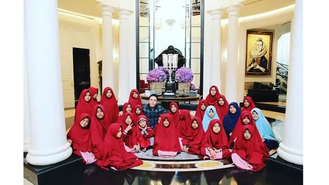 7 Potret Rumah Bos ANTV Otis Hahijary, Megah Bak Istana dan Penuh Lukisan