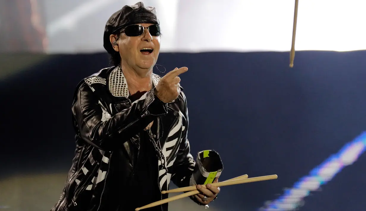 Vokalis Scorpions Klaus Meine melemparkan stick drum saat tampil dalam festival musik Rock in Rio, Rio de Janeiro, Brasil, Sabtu (5/10/2019). (AP Photo
