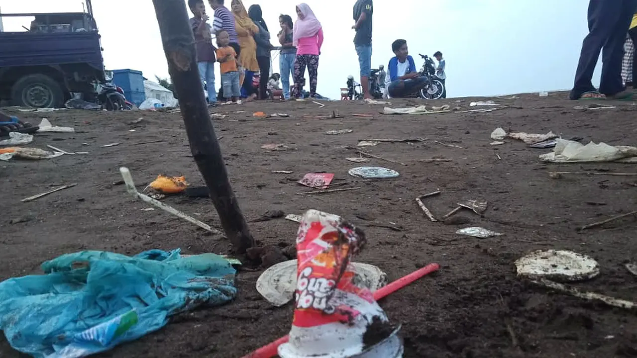 Pantai Tanjung Pakis, Karawang, penuh sampah setelah banyak warga penasaran dengan kecelakaan Lion Air