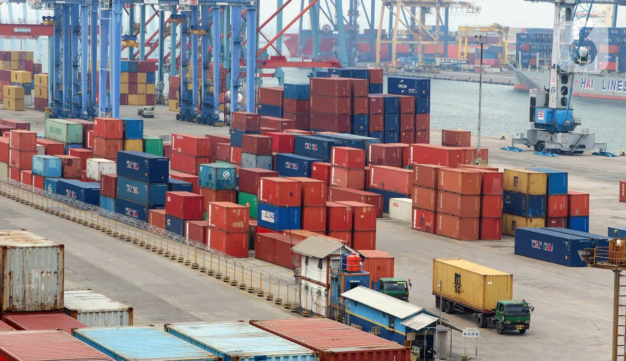 Aktivitas bongkar muat peti kemas di Pelabuhan Tanjung Priok, Jakarta, Kamis (17/2/2022). Surplus neraca perdagangan Indonesia pada Januari 2022 menurun dibandingkan surplus pada Desember 2021 sebesar USD 1,02 miliar. (Liputan6.com/Herman Zakharia)