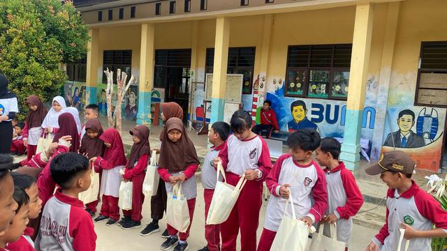 Otorita Ibu Kota Nusantara (Otorita IKN) menjalankan program Friday English Fun (FEF) di sejumlah SD di  Penajam Paser Utara. (Dok Otorita IKN)