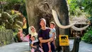 <p>Ini momen keluarga kecil Nycta Gina saat berlibur ke Taman Safari di Bali. Walaupun tak bisa foto bareng dengan gajah asli, keluarga ini tetap senang dan ceria foto dengan patung gajah. (Sumber: Liputan6.com/IG/@missnyctagina)</p>