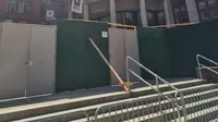 Foto pagar yang menutup Gould Plaza di NYU. (dok. Nafasya Maura)
