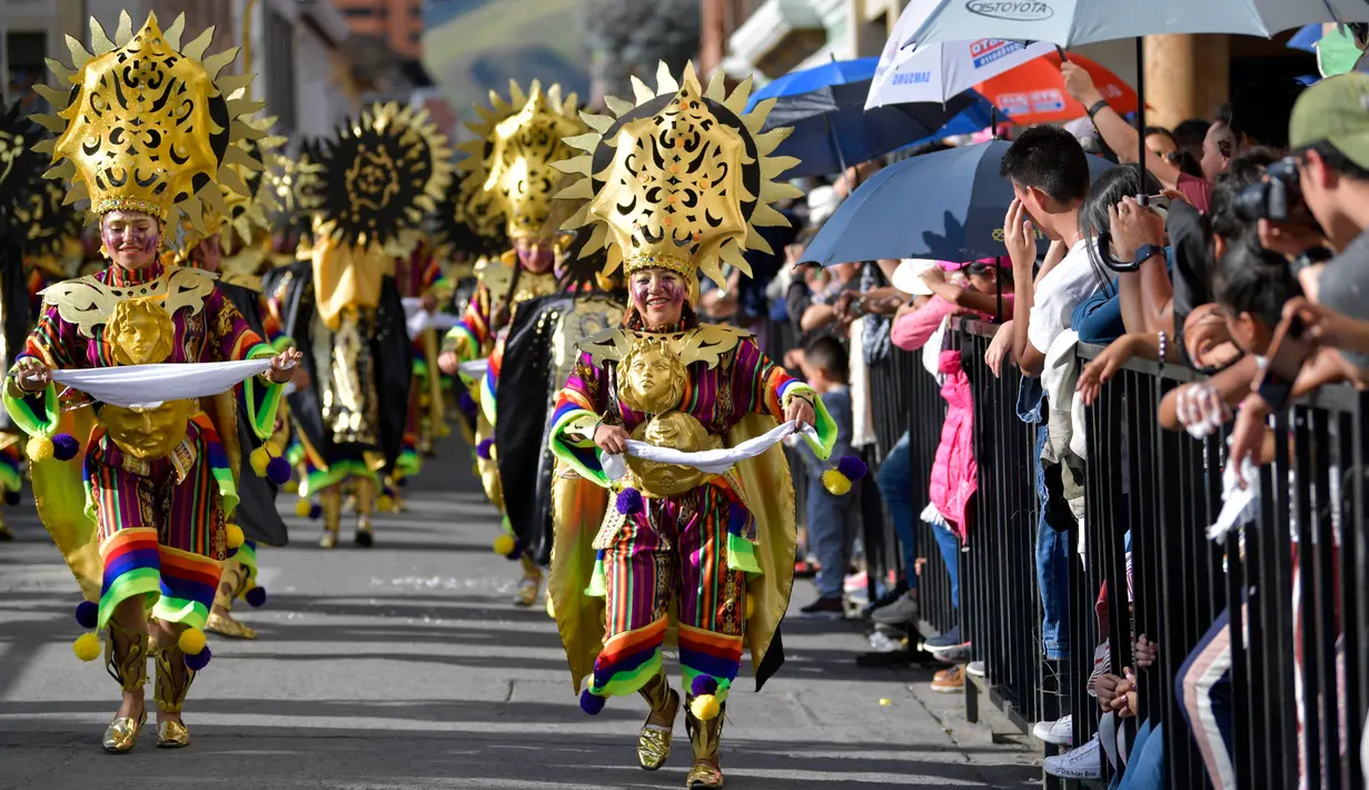 Orang-orang bersuka ria dalam parade "Canto a la Tierra" selama Karnaval Hitam dan Putih di Pasto, Kolombia, Jumat (3/1/2020). Karnaval yang telah diakui oleh UNESCO sejak 2009 tersebut berlangsung setiap Januari. (Photo by Raul ARBOLEDA / AFP)