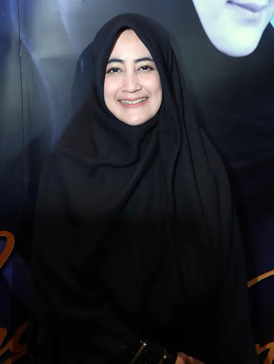 Istri almarhum ustaz Jefri Al-Buchori, Pipik Dian Irawati. Selain menekuni dunia tarik suara, ia juga bermain dalam beberapa film. Setelah suaminya meninggal, Pipik melanjutkan untuk berdakwah. (Nurwahyunan/Bintang.com)