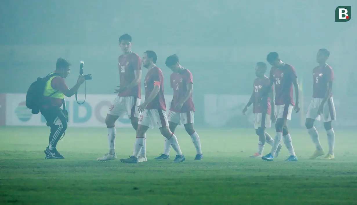 Para pemain Timnas Indonesia tampak lesu usai ditahan imbang Bangladesh pada laga uji coba FIFA Matchday antara Timnas Indonesia menghadapi Bangladesh di Stadion Si Jalak Harupat, Bandung, Rabu (1/6/2022) malam WIB. (Bola.com/M. Iqbal Ichsan)