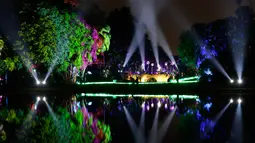 Sinar cahaya pohon menerangi  NightGarden di Fairchild Tropical Botanic Garden, Miami, AS, Kamis (29/11). Acara ini menampilkan display lampu, hologram, pemetaan proyeksi 3D, video dan musik. (AP Photo/Lynne Sladky)
