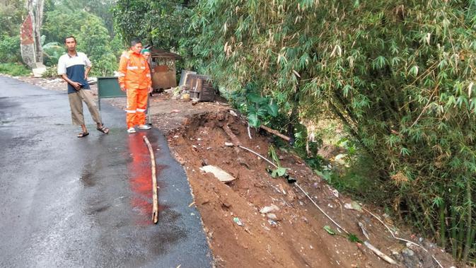 Longsor Sukabumi Menggila: Hujan Ekstrem Sehari Hancurkan Tiga Kampung, Jalan & Sekolah Lumpuh