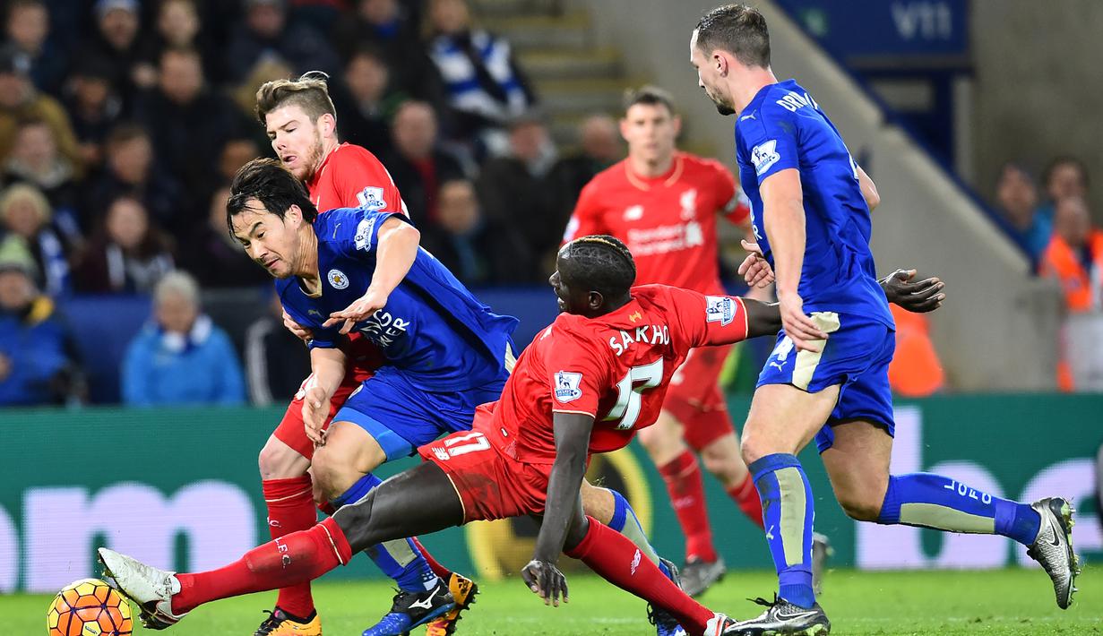 Perebutan bola antara pemain Leicester City dan Liverpool di depan gawang Liverpool pada lanjutan Liga Inggris di Stadion King Power, Leicester, Rabu (3/2/2016) dini hari WIB. (AFP/Ben Stansall)
