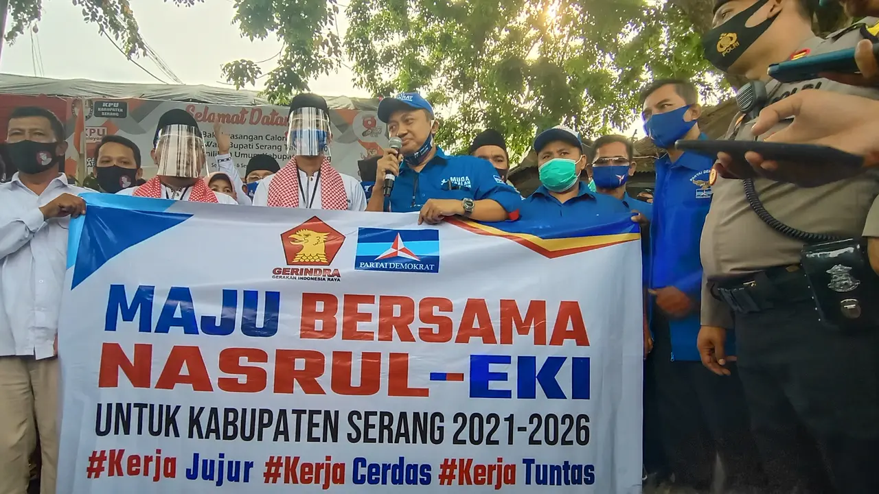 Pasangan Nasrul Ulum-Eki Baihaki di KPUD Serang, Banten.