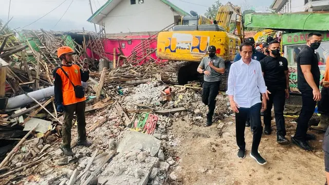 Presiden Joko Widodo atau Jokowi kembali meninjau sejumlah lokasi terdampak gempa Cianjur, Kamis (24/11/2022).