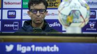 Pelatih kepala Persib Bandung, Luis Milla membuka hand phonenya saat konferensi pers setelah laga lanjutan BRI Liga 1 2022/2023 antara Persib Bandung melawan PSM Makassar di Stadion Pakansari, Bogor, Selasa (14/02/2023). (Bola.com/Bagaskara Lazuardi)