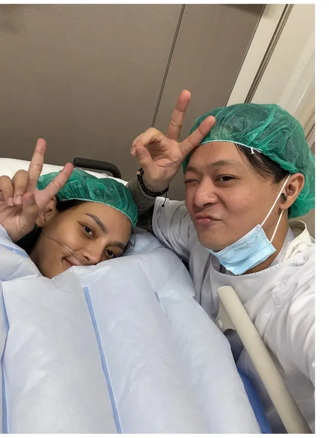 Erika Carlina Melahirkan, Ini 6 Potret DJ Bravy Setia Temani Persalinan Penuh Haru
