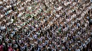 Ribuan siswa St. Scholastica College mengacungkan jari telunjuk "nomor satu" saat menari massal dalam aksi One Billion Rising di Filipina, Senin (15/2). Gerakan ini bentuk kampanye untuk menghentikan kekerasan terhadap perempuan. (AFP PHOTO/Noel CELIS)