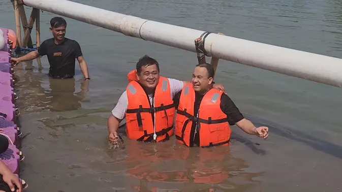 Bakal calon presiden (bacapres) Anies Baswedan saat ikut lomba gebuk bantal di perayaan HUT RI yang ke-78 di Waduk Lebak Bulus, Cilandak, Jakarta Selatan, Kamis (17/8/2023). (Merdeka.com/Bachtiarudin Alam)