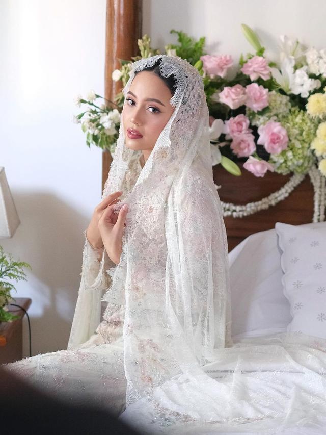 6 Potret Anggun Anggika Bolsterli Kenakan Lace Dress di Momen Pengajian Jelang Menikah