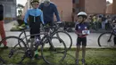 Bocah penggemar Egan Bernal menanti acara nonton bareng etape terakhir Tour de France di kota Zipaquira, Kolombia. (AP/Ivan Valencia)