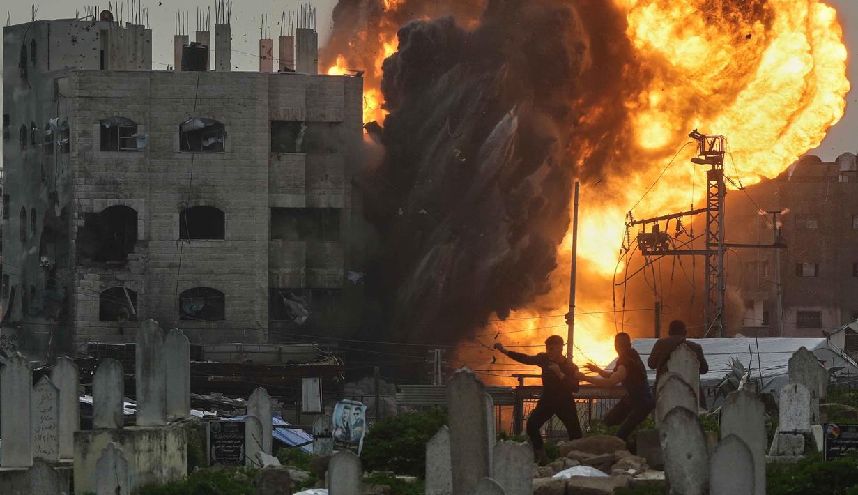 Dalam sebuah pernyataan, militer Israel mengatakan telah mengeluarkan perintah evakuasi resmi bagi warga sipil sebelum melakukan serangan udara sejak gencatan senjata dimulai pada Oktober 2025. Tampak dalam foto, asap dan kobaran api membubung dari serangan militer Israel terhadap sebuah bangunan di lingkungan Zeitoun, Kota Gaza, Jumat 6 Februari 2026. (AP Photo/Jehad Alshrafi)