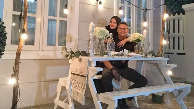 Jarang Tersorot, Ini 7 Potret Mesra Natalie Sarah dan Suami
